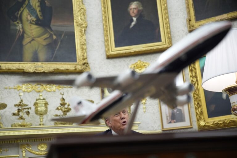 JAV prezidentas Donaldas Trumpas Baltuosiuose rūmuose susitinka su NATO generaliniu sekretoriumi Marku Rutte / EPA nuotr.