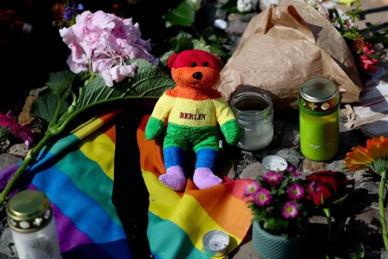 Naujienų telegrafas: gamins tankus, nebebus „Venipak“, nukentėjo gėjai