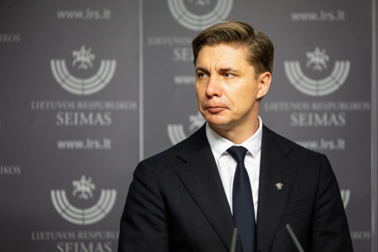Naujienų telegrafas: vyriausybės programa, apribotas sekimas, FIFA skandalas