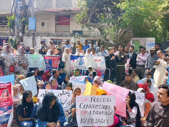 Protestas prieš priverstinį mergaičių atvertimą į islamą Pakistane / Soc. tinklų nuotr.