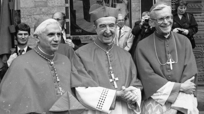 Buvęs Eseno kardinolas Franzas Hengsbachas (centre) / Soc. tinklų nuotr.