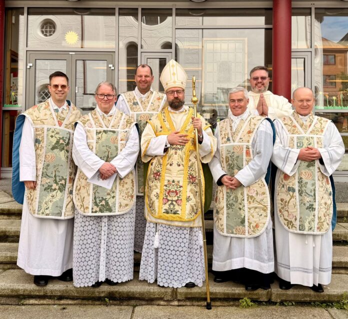 Vyskupą Fredriką Hanseną (centre) lydėjo tėvai Lukas, Aloisas, Tasilas, Elijas, Grigalius ir Albertas (iš kairės) / Soc. tinklų nuotr.