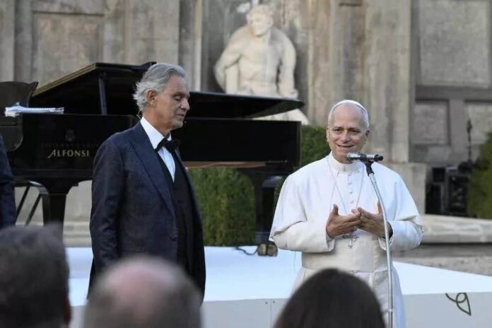 Italų tenoras Andrea Bocelli ir popiežius Leonas XIV / Soc. tinklų nuotr.
