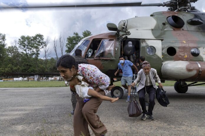 Nepalo žmonės nelaimės akivaizdoje / EPA nuotr.