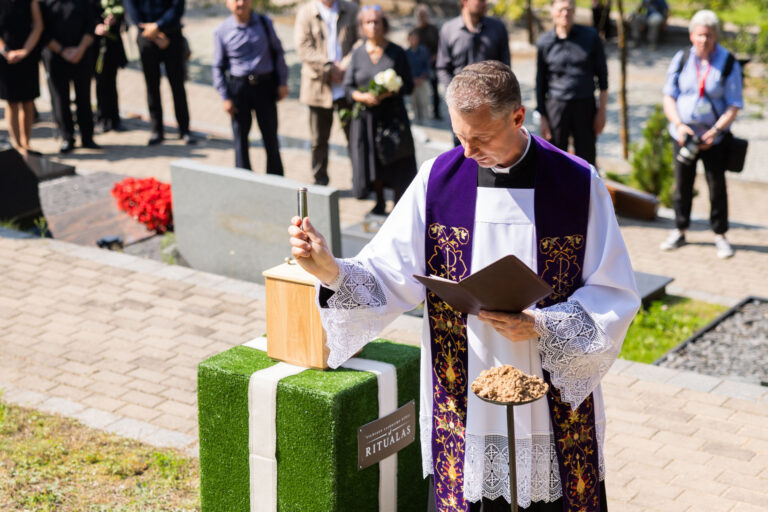Palaidota Kazimira Prunskienė, apeigoms vadovavo kunigas Ričardas Doveika