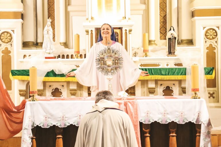 Šokis su vėliavomis priešais Švč. Sakramentą: ar tokia adoracijos forma dera su Bažnyčios malda?