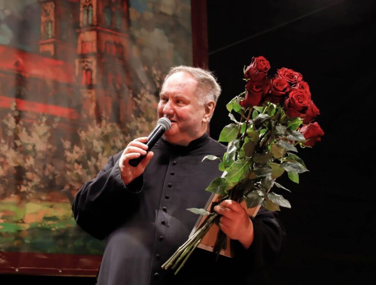 Kas yra kunigas, kurio pavardė minima rezonansinėje byloje?