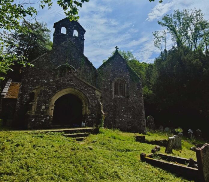 Šv. Tyfio (St Tyfi’s) bažnyčia Dinefvre, Karmartenšyre / Soc. tinklų nuotr.