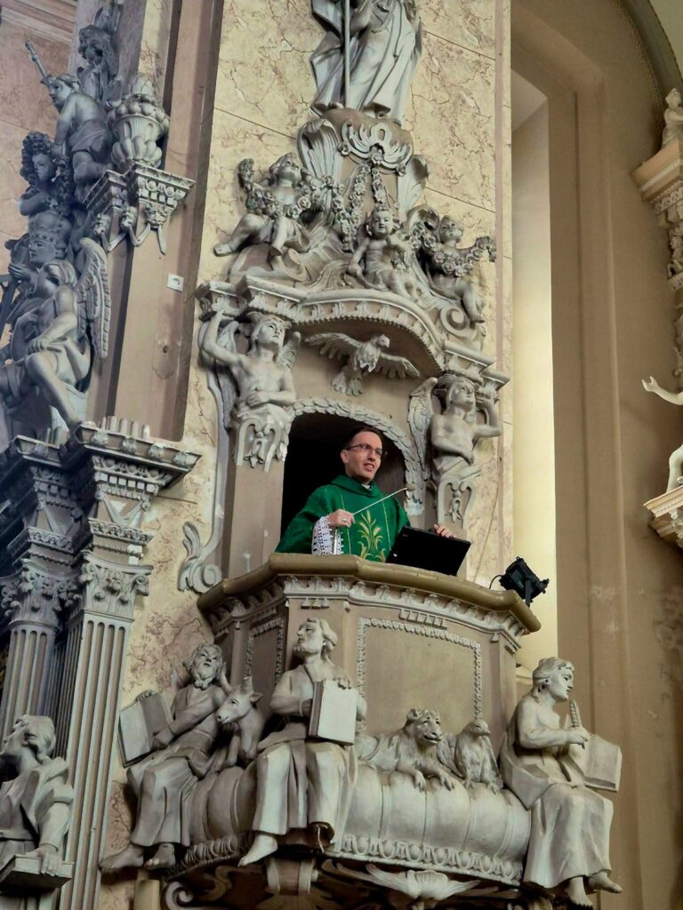 Šiluvos bazilikoje – neįprastos Mišios: audra privertė prisiminti senus laikus