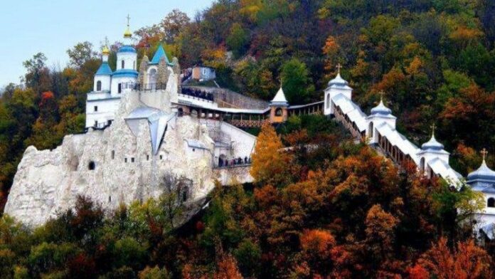 Švč. Dievo Motinos Užmigimo Sviatohirsko vienuolynas Donecko srityje / Soc. tinklų nuotr.