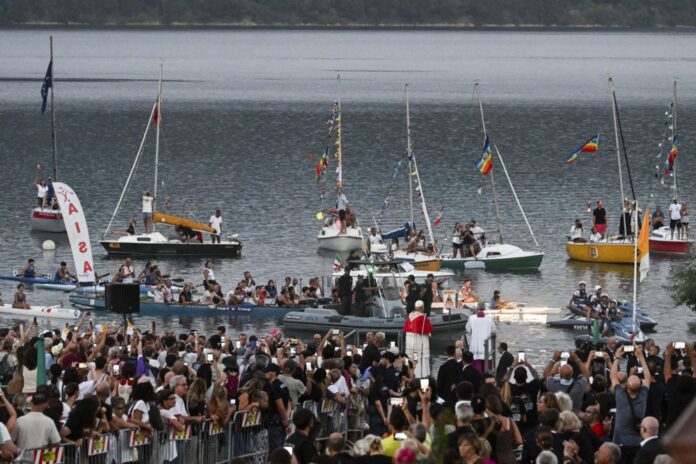 Popiežius Leonas XIV (centre) Kastel Gandolfe / EPA nuotr.