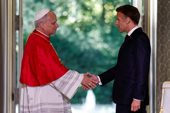 Šventąjį Tėvą pasitinka prezidentas Emanuelis Makronas / EPA nuotr.