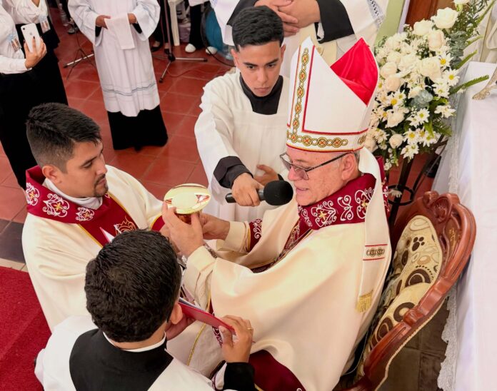 La Gvairos vyskupas Pablo Modesto Gonzalezas (centre) / Soc. tinklų nuotr.