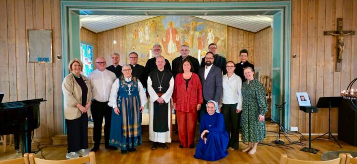 Trondheimo vyskupas ir Tromsės apaštališkasis administratorius Erikas Vardenas (centre) su bendruomene / Soc. tinklų nuotr.
