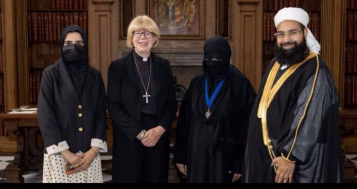 Hafizui Muhammadui Tahirui Mehmoodui Ashrafi arkivyskupė Sarah Mullally rezidencijoje Londone įteikia Huberto Walterio apdovanojimą / Soc. tinklų nuotr.