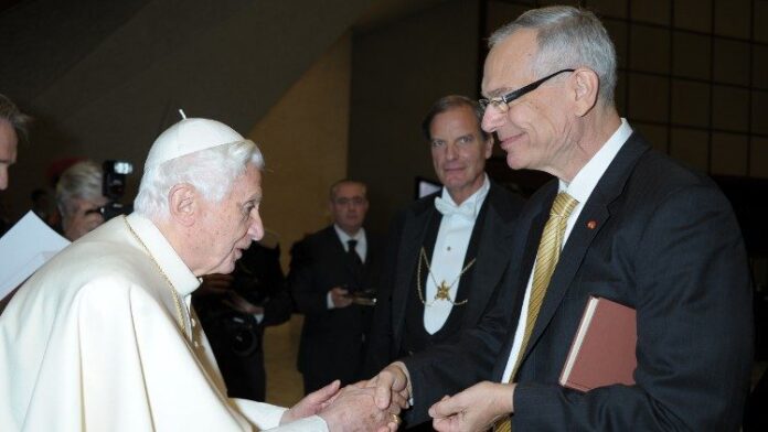Benediktas XVI ir Johnas Cavadini / Vatican Media nuotr.