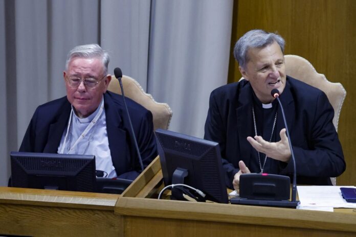 Kardinolai Jeanas-Claude'as Hollerichas (Žanas Klodas Holerišas, kairėje) ir Mario Grechas (Marijus Grekas, dešinėje) per Vyskupų sinodo rekolekcijas / EPA nuotr.