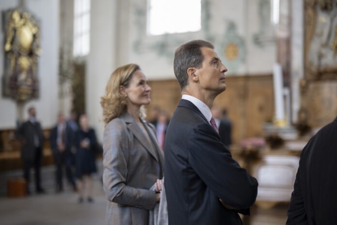 Lichtenšteino sosto įpėdinio princo Aloiso žmona princesė Sophie (Sofi) ir Lichtenšteino sosto įpėdinis princas Aloisas / EPA nuotr.