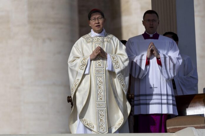 Kardinolų kolegijos dekanas kardinolas Luisas Antonio Tagle / EPA nuotr.