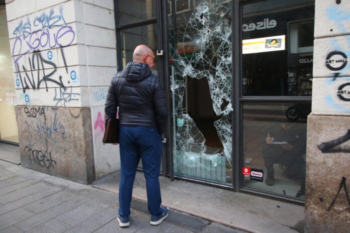 Išdaužta vitrina Milane, Italijoje / EPA nuotr.