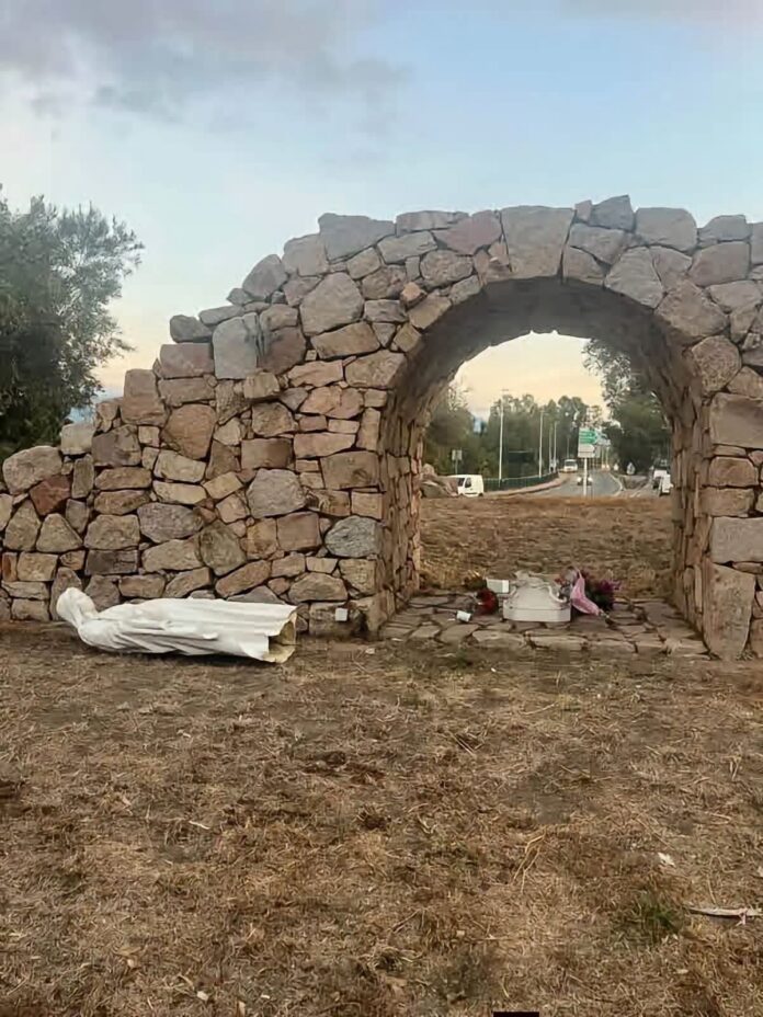 Apgadinta Mergelės Marijos statula Korsikoje / Soc. tinklų nuotr.