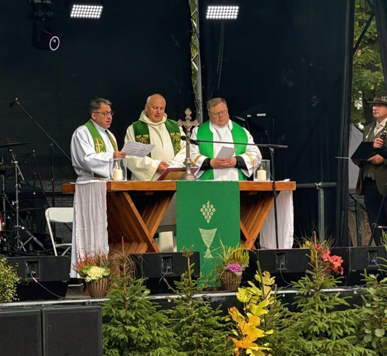 Raudonės pilyje Šv. Huberto dieną medžiotojai susibūrė maldai