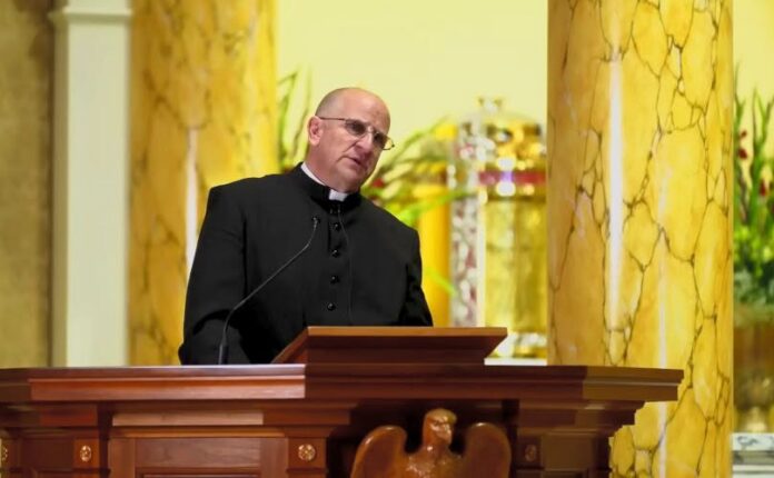 Kun. Chadas Rippergeris, žinomas JAV katalikų egzorcistas / Soc. tinklų nuotr.