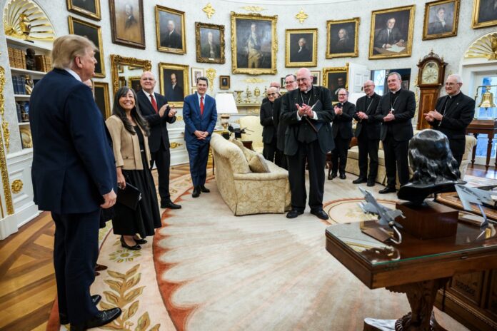 Donaldas Trumpas su vyskupai / Soc. tinklų nuotr.