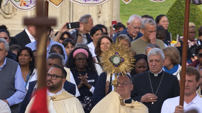 Lietuvių kunigas vadovavo Eucharistinei procesijai Liurde: iš šios šventovės turime ko pasimokyti