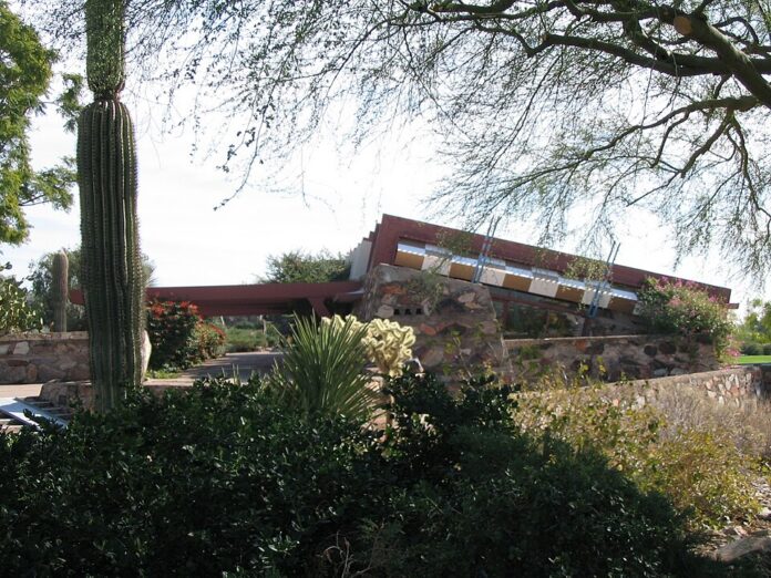 Franko Lloydo Wrighto rezidencija „Taliesin West“ Skotsdeile, Arizonoje, kur per nelaimingą atsitikimą žuvo PUCPR rektorius Rogerio Renato Mateucci / Nicholas Schwarzkopf, „Wikimedia Commons“, CC BY-SA 3.0