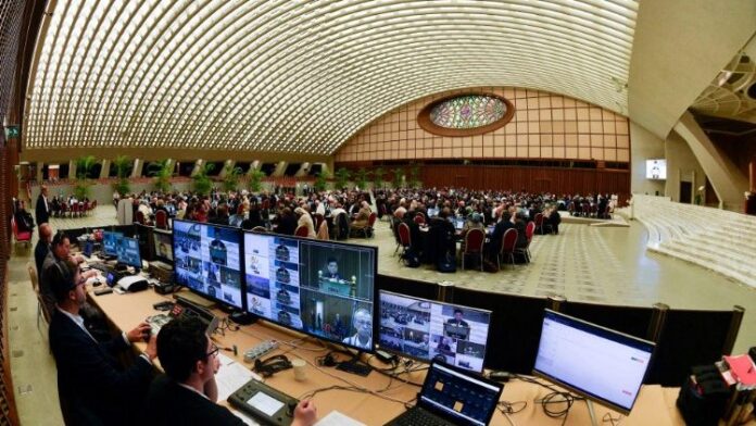 Vatikano Sinodo salė / Vatican News nuotr.