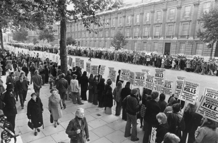 Gyvybę ginančios akcijos „40 Days for Life“ dalyviai prie BPAS biuro Londone / Tom Morris, „Wikimedia Commons“, CC BY-SA 3.0