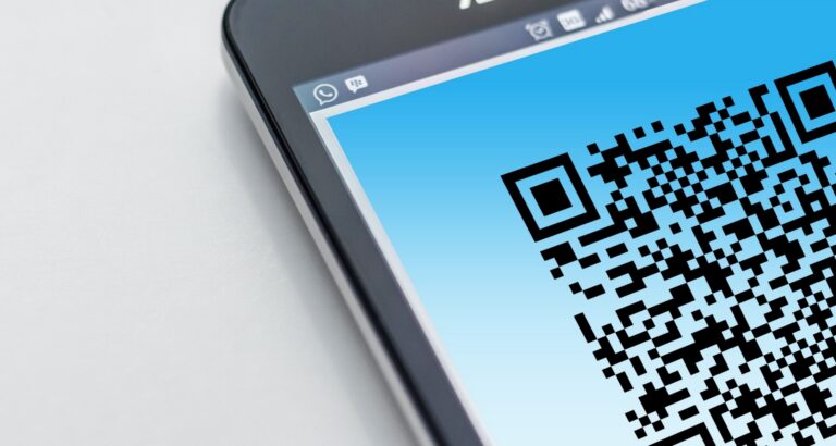 Po patikros nustatyta, kad 43 Bažnyčios tarnautojai neturėjo galiojančio teisėto darbo su vaikais QR kodo